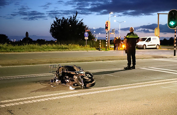 Veel schade bij botsing in Tiel tussen scooter en personenauto