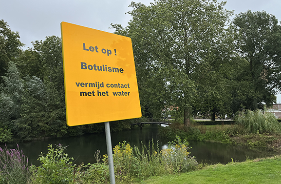 Mogelijk botulisme aan Kwelkade in Tiel
