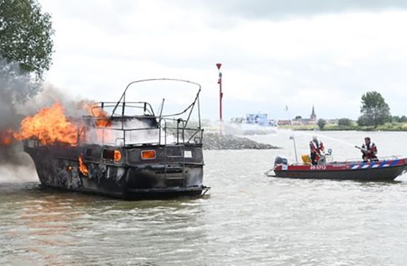 Plezierjacht op de Lek is geblust, scheepvaartverkeer binnenkort hervat