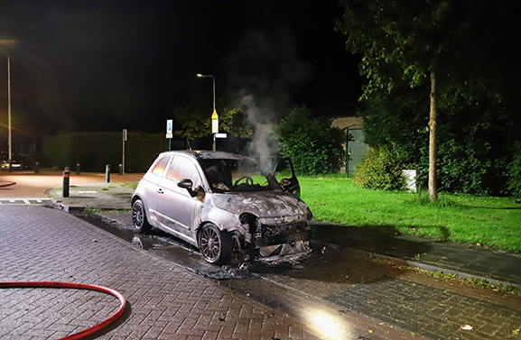 Auto gaat in vlammen op in Geldermalsen