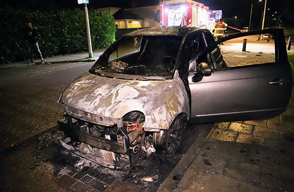 Auto gaat in vlammen op in Geldermalsen