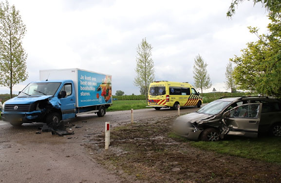Albert Heijn bezorgauto botst op personenauto in Eck en Wiel