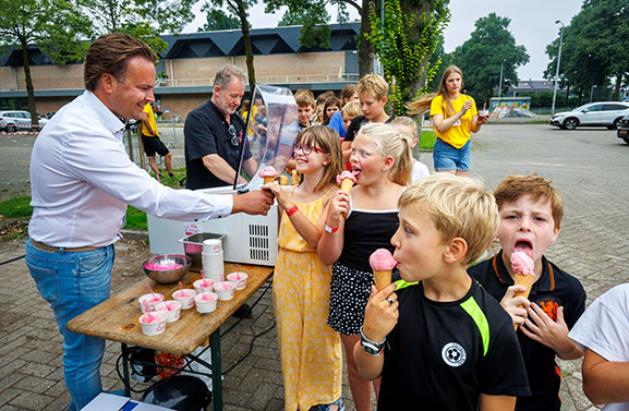 Koele traktatie voor kinderen en vrijwilligers Jeugdspektakel Tiel