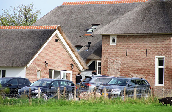 FIOD valt voormalige seksclub A15 Girls in Wadenoijen binnen