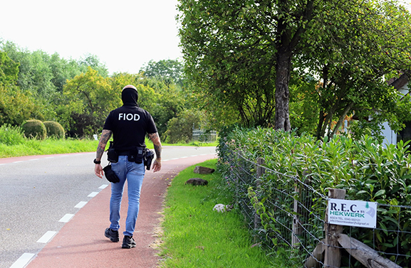 FIOD valt voormalige seksclub A15 Girls in Wadenoijen binnen