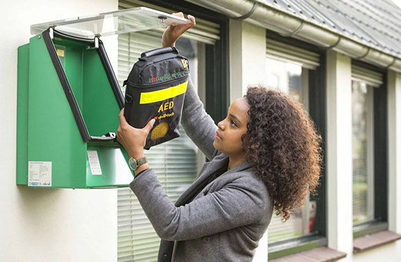 Na burgerinitiatief nieuwe AED opgehangen in Leerdam-oost