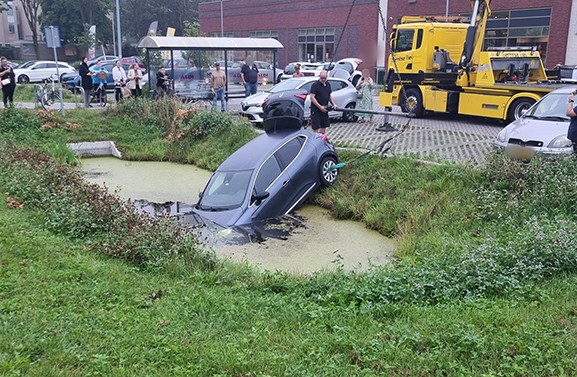 Auto in de sloot aan het Westledeplein in Tiel
