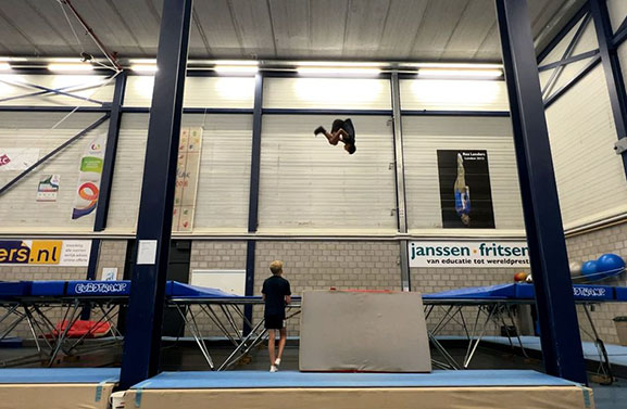 Kwin (12) uit Vianen groot talent op de trampoline: 'Hij durft alles'