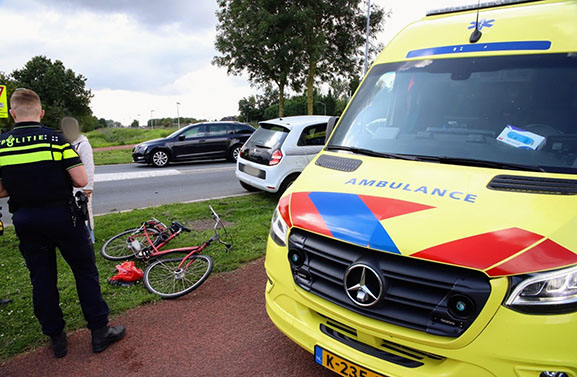 Fietser en auto botsen op het Waterliniepad in Tiel