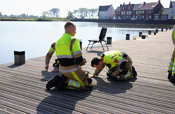 Kat die onder een vlonder zat, gered door de brandweer