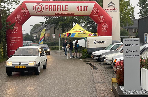 Ruim 400 Peugeots 205 op verjaardagsfeest in Buren