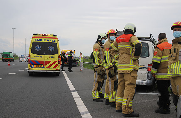 Ongeval met schildersbus en personenauto op de A2 bij Beesd