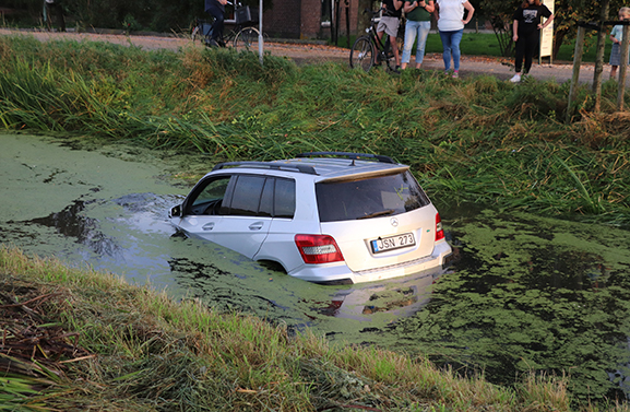Auto te water bij inhaalmanoeuvre in Nieuwland