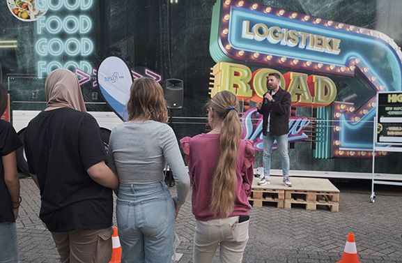 Leerlingen ervaren onmisbare rol logistiek tijdens Logistieke Roadshow