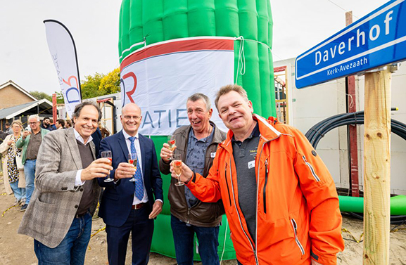 Wethouder Neven geeft startsein voor bouwproject in Kerk-Avezaath