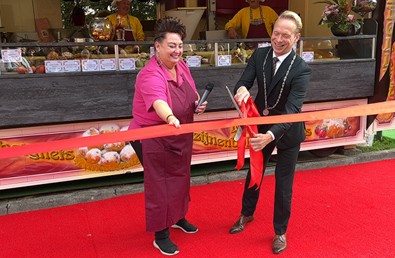 Burgemeester opent 'oliebollenkraam' bij wijkcentrum de Salaamander