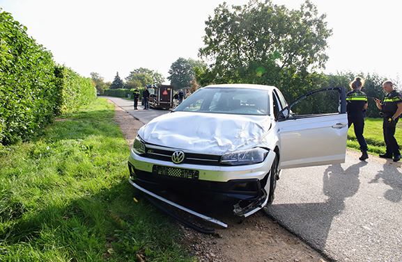 Auto over de kop op de Bommelweg in Meteren
