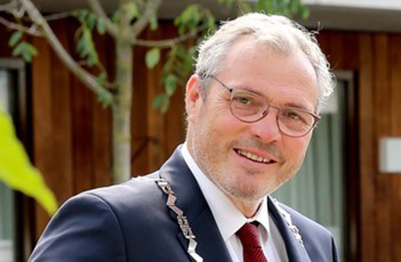 Burgemeester roept op tot aanhoudende steun voor Oekraïense vluchtelingen