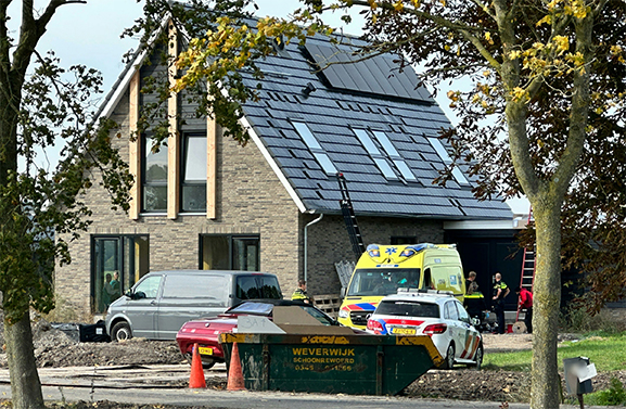 Man gewond na val van dak in Oosterwijk