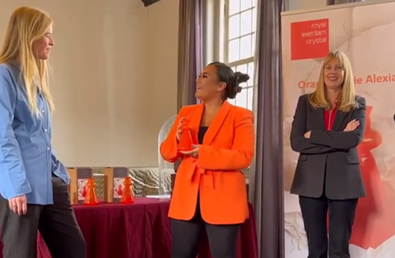Wethouder ontvangt eerste Oranjevaasje 