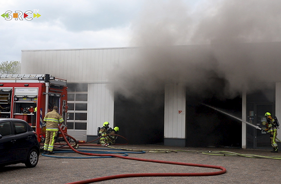 Grote brand bij garagebedrijf in Tiel