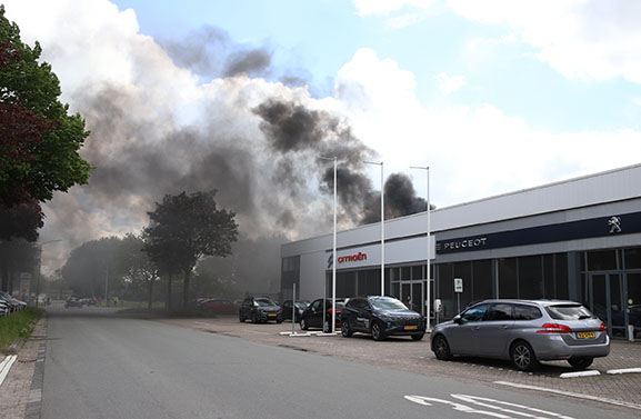 Grote brand bij garagebedrijf in Tiel