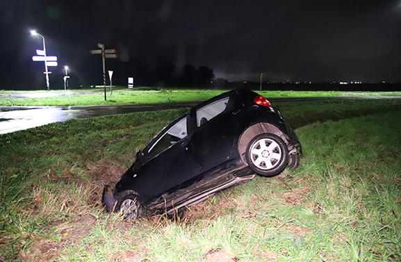 Bestuurder personenauto naar ziekenhuis nadat hij in een greppel belandde