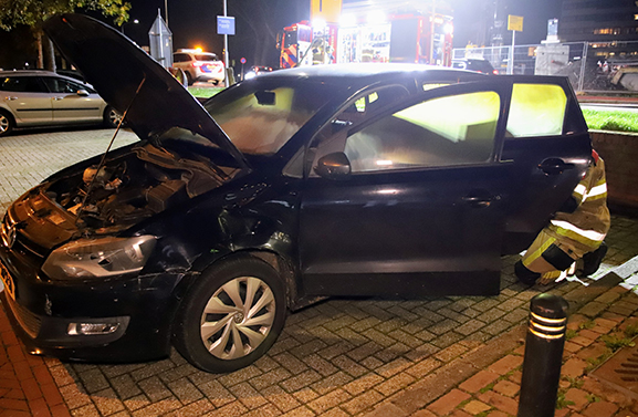 Voorbijgangers zien vlammen in geparkeerde auto op de Oude Haven in Tiel