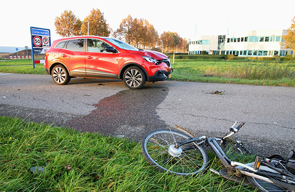 Fietsster naar ziekenhuis na botsing met auto in Geldermalsen