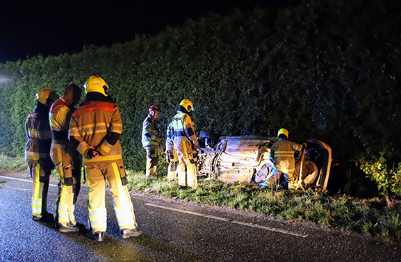 Man verliest macht over het stuur en komt met zijn auto op zijkant terecht