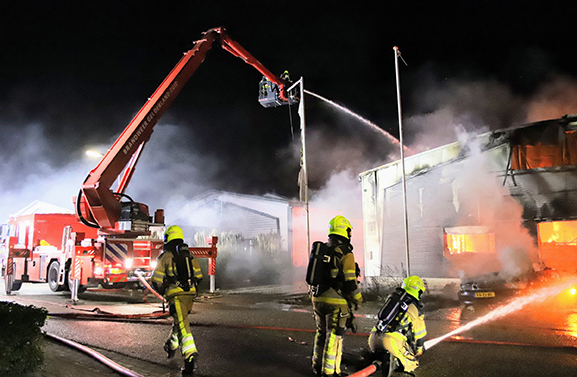Brand op industrieterrein in Tiel verwoest bedrijfsverzamelgebouw