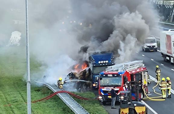 Brandende vrachtwagen met hooi veroorzaakt dikke rookwolken op A15