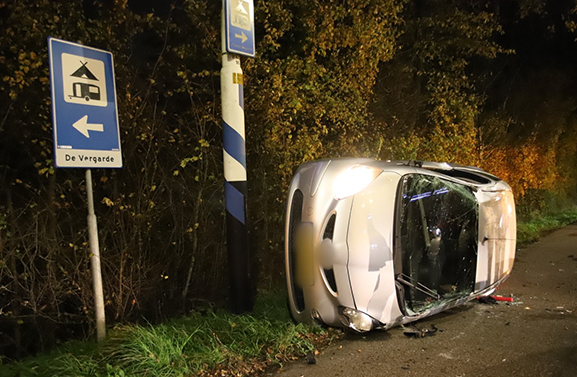 Auto belandt op zijkant op fietspad in Kapel-Avezaath
