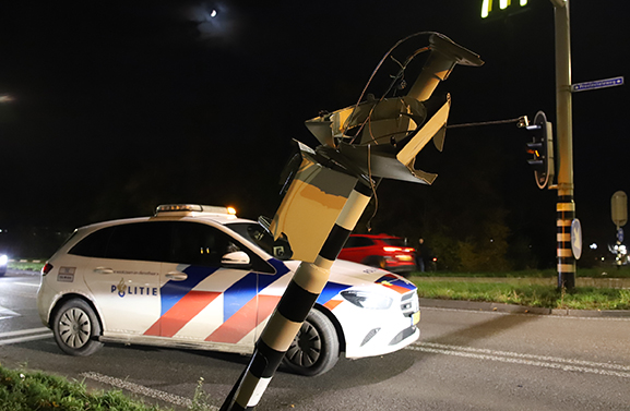 Auto belandt op zijkant op fietspad in Kapel-Avezaath