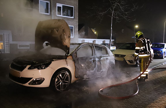 Auto brandt volledig uit aan de Jonge Schutskooilaan in Tiel