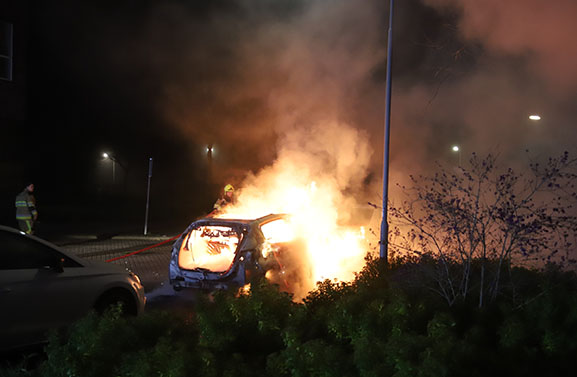 Auto brandt volledig uit aan de Jonge Schutskooilaan in Tiel