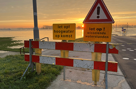 Waalkade in Tiel afgesloten wegens hoog water
