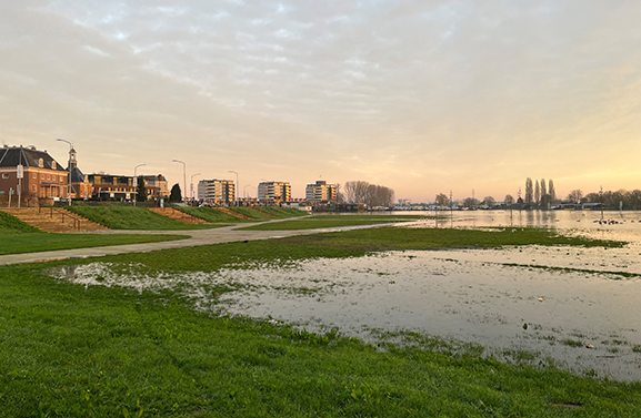 Waalkade in Tiel afgesloten wegens hoog water