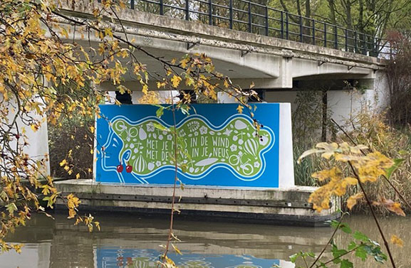 Poëzie op een pijler van de Blauwe Huisbrug over de Linge