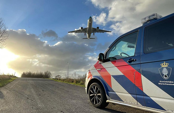 Tweetal steelt bagage op Schiphol en wordt gepakt bij Meerkerk