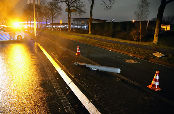 Lantaarnpaal uit de grond gereden op de Kellenseweg in Tiel