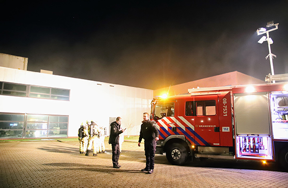 Brandweer rukt uit voor brandmelding bij Itho Daalderop in Tiel
