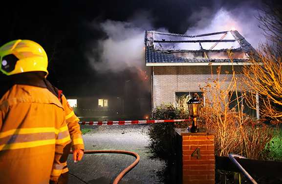 Woning aan de Breedsteeg in Culemborg grotendeels verwoest door brand