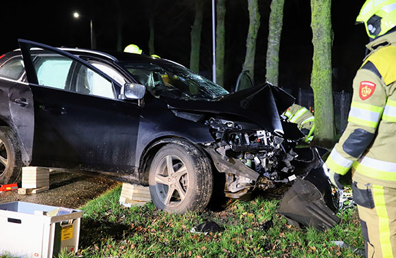 Auto botst in Dodewaard tegen boom, bestuurder ernstig gewond