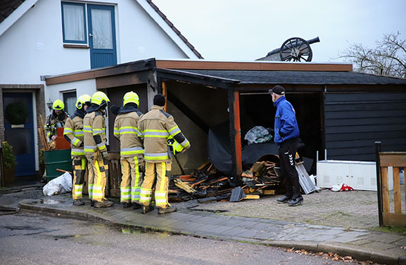 Houten schuurtje in brand aan de Beatrixstraat in Hellouw