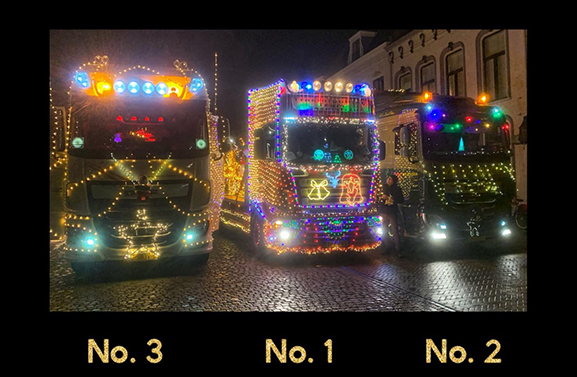 Stoet met wel 40 verlichte kersttrucks reed door Vianen