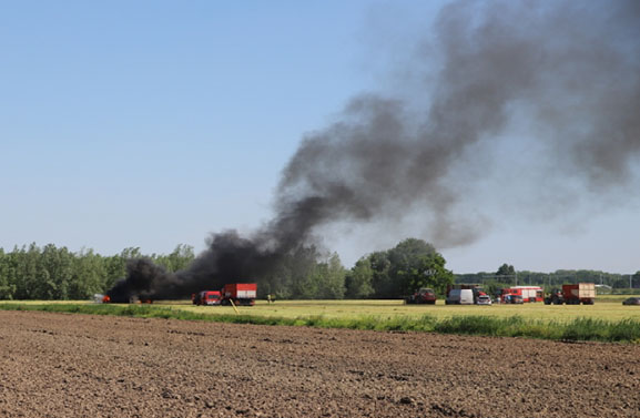 Brand midden in weiland Waardenburg legt grashakseler in de as