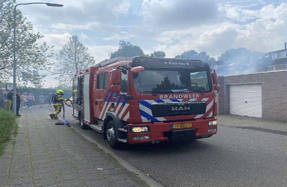 Schutting en kliko in de brand aan de Bachstraat in Tiel