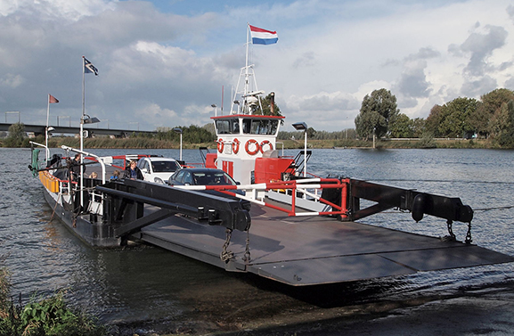 Veerpont bij Culemborg na vier dagen weer in de vaart na aanvaring
