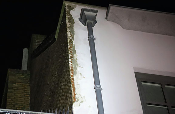Stucwerk pand aan Hoogeindsestraat in Tiel los gekomen door storm Henk